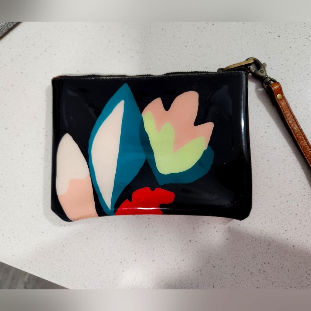 Fossil abstract dark floral wristlet